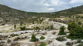 Uşak’ta öğle saatlerinde aniden bastıran dolu her yeri beyaza boyadı