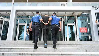 Çukurova Havalimanı’nda kırmızı bültenli yakalama