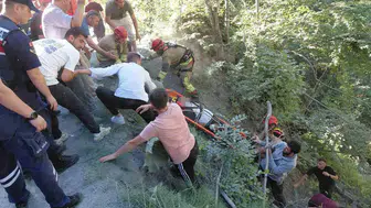 Düzce yayla yolunda kaza otomobil dere yatağına devrildi
