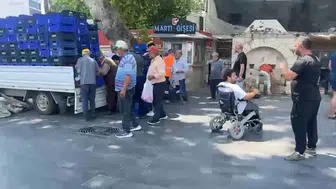 Antalya'da çiftçiden vatandaşa 4 tonluk domates ikramı