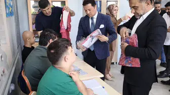 Veysi Duyan özel öğrencilere forma dağıttı