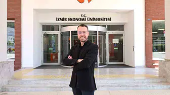 İzmirli akademisyene uluslararası ilişkiler alanında büyük onur