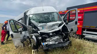 Keşan yolunda servis kazası 16 kişi hastaneye kaldırıldı