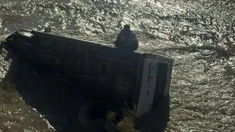 Hakkari’de Zap Suyu’na uçan sürücü geceyi aracın üzerinde geçirdi