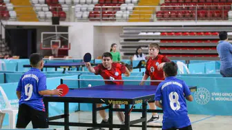Sivaslı minik raketler şampiyonluk için ter döktü