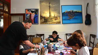 Berber dükkanındaki takvim yapraklarından sanat dolu bir aile atölyesine