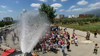 Düziçi’nde karne kutlamasında itfaiyeden sürpriz serinlik