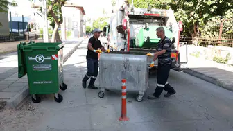 Mersin'in merkezinde çöp konteynerleri değişiyor