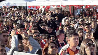 Yalovalılar milli maç için meydanlara akın etti
