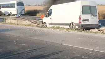 Kapaklı’da ekmek aracı kaza yaptı Sürücü alevlerin arasından kurtarıldı