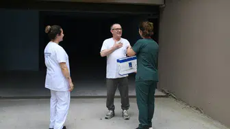 Kuşadası Belediyesi evde bakım hizmeti alan babaları unutmadı