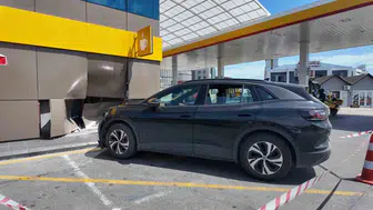 Büyükçekmece’de kontrolü kaybeden sürücü benzinliğe daldı