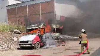 Kahramanmaraş sanayisinde minibüs alevlere teslim oldu