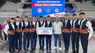 Sivaslı gençler halk oyunlarında zirveye yerleşti