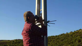 Malatya’da telefonla konuşmak için elektrik direğine tırmanıyorlar