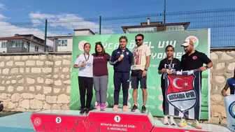 Kayserili genç atlet kürsüden inmedi