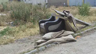 Eskişehir’de sokak ortasına bırakılan ev eşyaları tepki çekiyor
