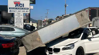 Edremit’te market tabelası araçların üzerine gürültüyle düştü