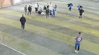 Halı sahada ölümden döndü Antrenörün hızlı müdahalesi hayat kurtardı