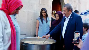 Darende’nin tarihi çarşısında aşure kazanı dostluk için kaynadı