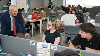Gebze’de üniversite adaylarına sınav öncesi baklavalı moral desteği
