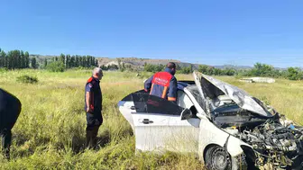Çorum'da direksiyon hakimiyetini kaybeden sürücü şarampole uçtu