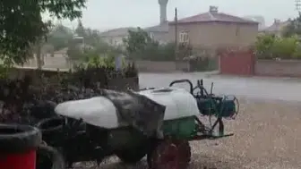 Niğde’de dolu yağışı tarlaları beyaza boyadı