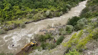 Artvin’de dereye uçan otomobildeki baba ve oğul aranıyor