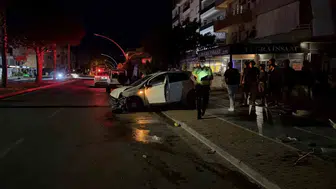 Gazipaşa’da kontrolden çıkan araç direği devirip kaçtı