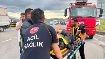 Çaldıran yol ayrımında iki araç çarpıştı 3 yaralı var