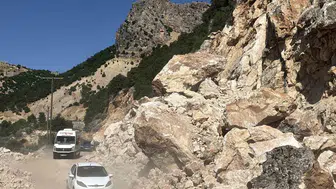Adıyaman-Çelikhan yolunda dev kaya parçaları trafiği kesti