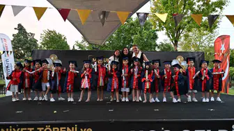 Manisalı minikler yıl sonu gösterisinde hünerlerini sergiledi
