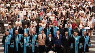 Balıkesir Meslek Yüksekokulu öğrencileri kep atarak mezun oldu