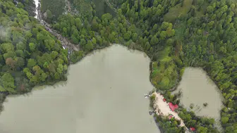 Borçka Karagöl'de aynı karede hem kış hem bahar