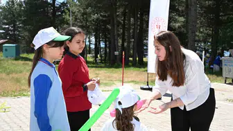 Manisa Demirci’de çocuklar uçurtmalarla gökyüzünü renklendirdi