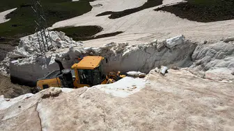 Yüksekova’da beş metrelik kar duvarları iş makineleriyle aşılıyor