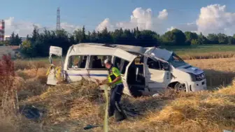 Silivri yolunda servis minibüsü tarlaya uçtu