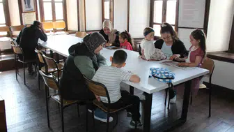 Bor’da ebeveynler çocukları için kütüphaneye girdi