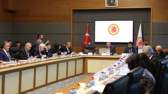 Meclis'te şiddet gündemli toplantı protesto ile bölündü