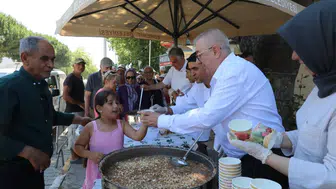 Edremit sokaklarında aşure bereketi