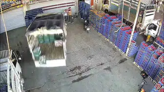 Adana hal kompleksinde kontrolden çıkan kamyonet dehşet saçtı