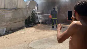 Kumluca’da park halindeki araç alevlere teslim oldu