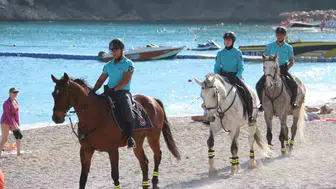 Ölüdeniz plajlarında atlı devriye dönemi başladı