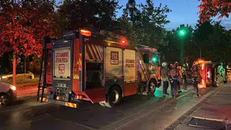 Bakırköy'de kontrolden çıkan lüks otomobil yan yattı