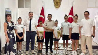 Marmarisin şampiyon kızları başarılarını kaymakamla paylaştı