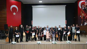 Edremitli kursiyerlerden unutulmaz bağlama dinletisi