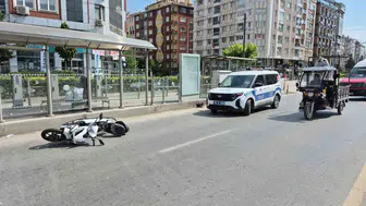 Eskişehir’de motosikletin yayaya çarptığı kaza kamerada