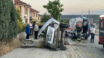 Eskişehir’de genç sürücü virajı alamayınca ağaca çarptı