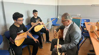 Görme engelli öğretmen sazıyla öğrencilerin gönlüne dokunuyor