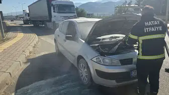 Hassa yolunda otomobil aniden alev aldı